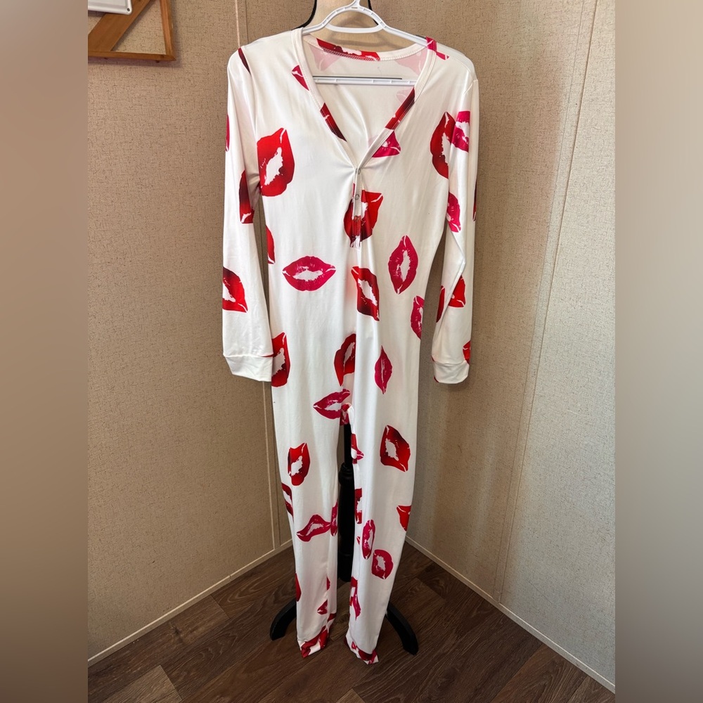 White valentines Jumpsuit with Red Lip Print pajamas